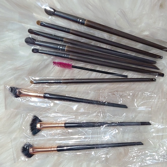 EYESHADOW BRUSH BUNDLE FOR SALE - Picture 1 of 4